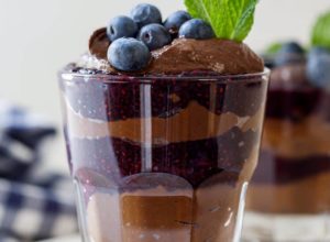Parfait de Blueberry Chocolate e Chia - Corpo Invejável